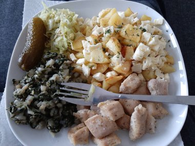 Lahana turşulu kızarmış tavuk ve patates.