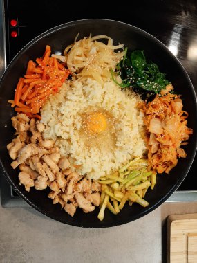 Bibimbap yemek et, pilav, sebze ve yumurta