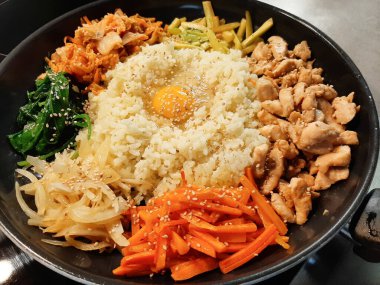 Bibimbap yemek et, pilav, sebze ve yumurta