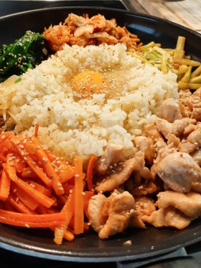 Bibimbap yemek et, pilav, sebze ve yumurta