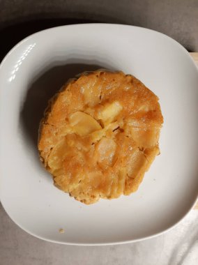 Ev yapımı elmalı turta tabağını kapat.