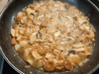 Mantarlar tavada kaynar yağda kızartılır..