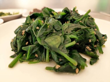 Japon mutfağı, beyaz susamlı haşlanmış ıspanak.