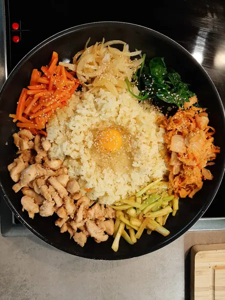 Bibimbap yemek et, pilav, sebze ve yumurta