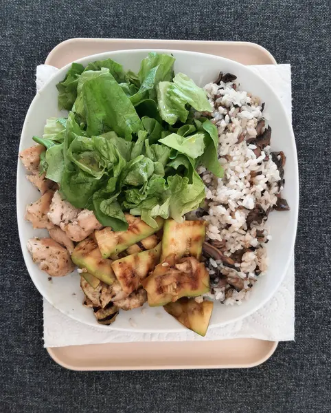 Ev yapımı ızgara tavuk ızgara kabak, yeşil salata, mantarlı pilav.