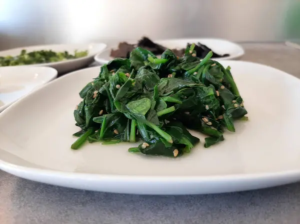 Japon mutfağı, beyaz susamlı haşlanmış ıspanak.