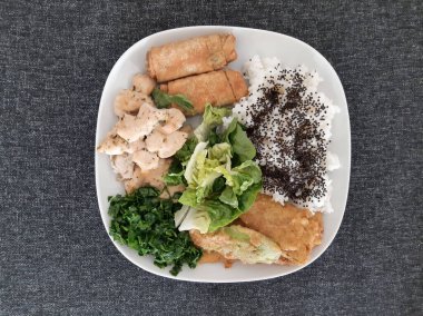 Ev yapımı ızgara tavuk ızgara kabak, yeşil salata, börek, pirinç pilavı ve maydanoz. Brokoli tohumları pirinç pilavının üstünde..