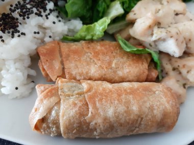 Ev yapımı ızgara tavuk ızgara kabak, yeşil salata, börek, pirinç pilavı ve maydanoz. Brokoli tohumları pirinç pilavının üstünde..