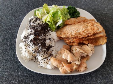 Ev yapımı ızgara tavuk ızgara kabak, yeşil salata, börek, pirinç pilavı ve maydanoz. Brokoli tohumları pirinç pilavının üstünde..