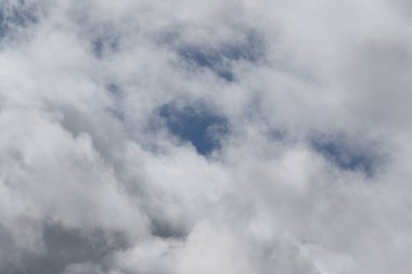 Destansı dramatik fırtına koyu gri kümülüs yağmur bulutları mavi gökyüzü arka plan dokusu, gök gürültülü fırtına