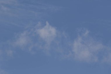 Destansı dramatik fırtına koyu gri kümülüs yağmur bulutları mavi gökyüzü arka plan dokusu, gök gürültülü fırtına