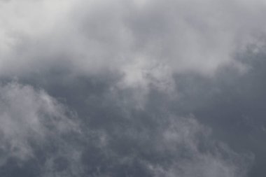 Destansı dramatik fırtına koyu gri kümülüs yağmur bulutları mavi gökyüzü arka plan dokusu, gök gürültülü fırtına