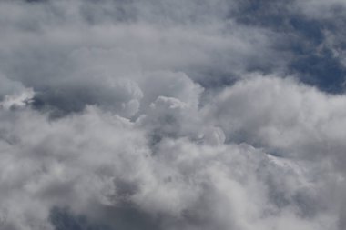 Destansı dramatik fırtına koyu gri kümülüs yağmur bulutları mavi gökyüzü arka plan dokusu, gök gürültülü fırtına