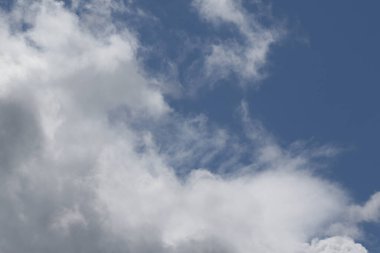 Destansı dramatik fırtına koyu gri kümülüs yağmur bulutları mavi gökyüzü arka plan dokusu, gök gürültülü fırtına