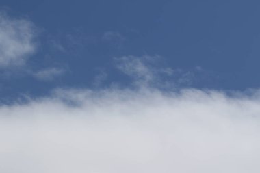 Destansı dramatik fırtına koyu gri kümülüs yağmur bulutları mavi gökyüzü arka plan dokusu, gök gürültülü fırtına