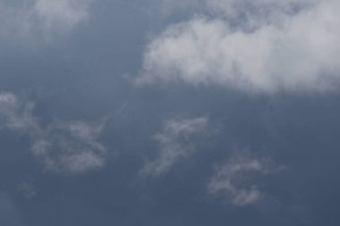 Destansı dramatik fırtına koyu gri kümülüs yağmur bulutları mavi gökyüzü arka plan dokusu, gök gürültülü fırtına