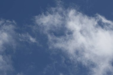 Destansı dramatik fırtına koyu gri kümülüs yağmur bulutları mavi gökyüzü arka plan dokusu, gök gürültülü fırtına