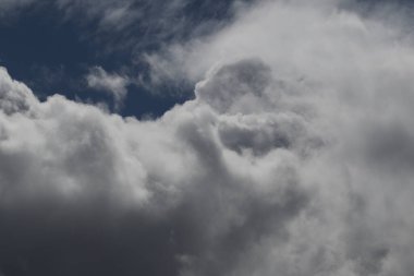 Destansı dramatik fırtına koyu gri kümülüs yağmur bulutları mavi gökyüzü arka plan dokusu, gök gürültülü fırtına