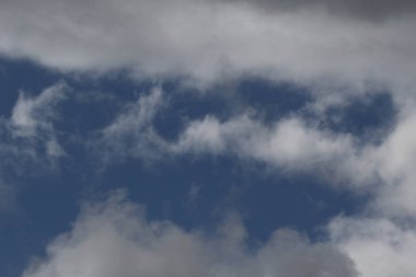 Destansı dramatik fırtına koyu gri kümülüs yağmur bulutları mavi gökyüzü arka plan dokusu, gök gürültülü fırtına