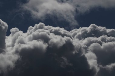 Destansı dramatik fırtına koyu gri kümülüs yağmur bulutları mavi gökyüzü arka plan dokusu, gök gürültülü fırtına