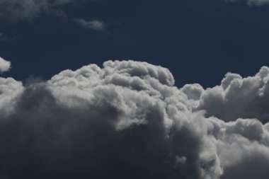 Destansı dramatik fırtına koyu gri kümülüs yağmur bulutları mavi gökyüzü arka plan dokusu, gök gürültülü fırtına