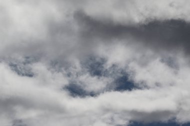 Destansı dramatik fırtına koyu gri kümülüs yağmur bulutları mavi gökyüzü arka plan dokusu, gök gürültülü fırtına