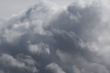 Destansı dramatik fırtına koyu gri kümülüs yağmur bulutları mavi gökyüzü arka plan dokusu, gök gürültülü fırtına