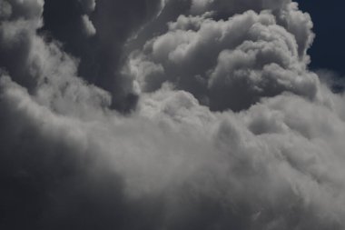 Destansı dramatik fırtına koyu gri kümülüs yağmur bulutları mavi gökyüzü arka plan dokusu, gök gürültülü fırtına