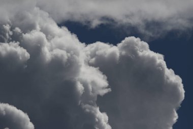 Destansı dramatik fırtına koyu gri kümülüs yağmur bulutları mavi gökyüzü arka plan dokusu, gök gürültülü fırtına