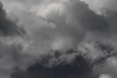 Destansı dramatik fırtına koyu gri kümülüs yağmur bulutları mavi gökyüzü arka plan dokusu, gök gürültülü fırtına