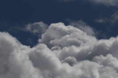 Destansı dramatik fırtına koyu gri kümülüs yağmur bulutları mavi gökyüzü arka plan dokusu, gök gürültülü fırtına