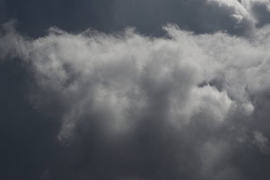 Destansı dramatik fırtına koyu gri kümülüs yağmur bulutları mavi gökyüzü arka plan dokusu, gök gürültülü fırtına