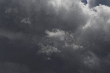 Destansı dramatik fırtına koyu gri kümülüs yağmur bulutları mavi gökyüzü arka plan dokusu, gök gürültülü fırtına