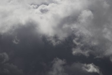 Destansı dramatik fırtına koyu gri kümülüs yağmur bulutları mavi gökyüzü arka plan dokusu, gök gürültülü fırtına