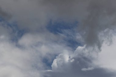 Destansı dramatik fırtına koyu gri kümülüs yağmur bulutları mavi gökyüzü arka plan dokusu, gök gürültülü fırtına