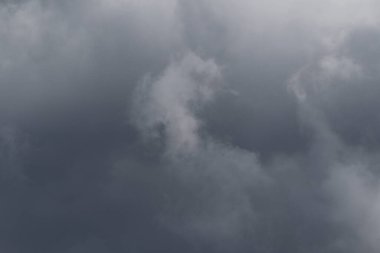 Destansı dramatik fırtına koyu gri kümülüs yağmur bulutları mavi gökyüzü arka plan dokusu, gök gürültülü fırtına