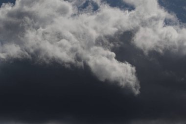 Destansı dramatik fırtına koyu gri kümülüs yağmur bulutları mavi gökyüzü arka plan dokusu, gök gürültülü fırtına