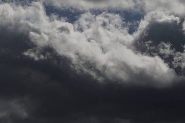 Destansı dramatik fırtına koyu gri kümülüs yağmur bulutları mavi gökyüzü arka plan dokusu, gök gürültülü fırtına