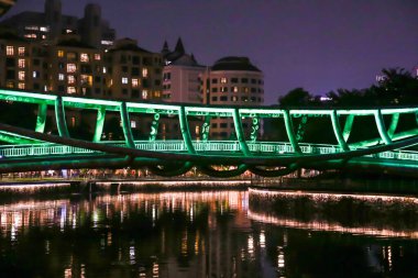 Singapur, - 07 Mart 2024: Deniz manzaralı yol gece Escplanade 'den