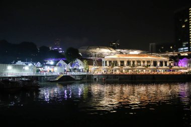 Singapur, - 07 Mart 2024: Geceleri Singapur şehir merkezindeki Clarke Rıhtımı