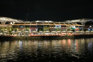 Singapur, - 07 Mart 2024: Geceleri Singapur şehir merkezindeki Clarke Rıhtımı