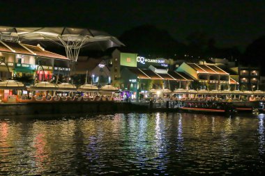 Singapur, - 07 Mart 2024: Geceleri Singapur şehir merkezindeki Clarke Rıhtımı