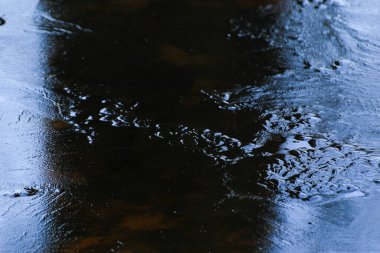 Karmaşık buz desenleri, doğanın güzelliğini ve kış manzaralarının sükunetini gösteren çarpıcı görüntüler yaratıyor.