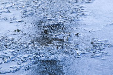 Karmaşık buz desenleri, doğanın güzelliğini ve kış manzaralarının sükunetini gösteren çarpıcı görüntüler yaratıyor.