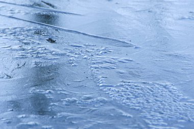 Karmaşık buz desenleri, doğanın güzelliğini ve kış manzaralarının sükunetini gösteren çarpıcı görüntüler yaratıyor.