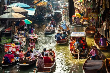 Ratchaburi, Tayland - 2 Şubat 2024: Damnoen Saduak Yüzen Piyasa Turistleri Tekneyle Ziyaret.