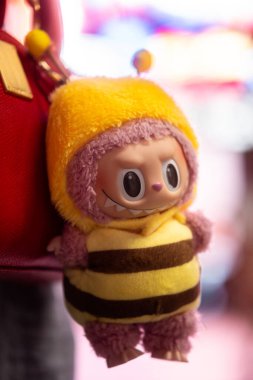 Bangkok, Tayland - 15 Mayıs 2024: Pop Mart kör kutusundan sanat oyuncakları Labubu Makaron anahtar zinciri koleksiyonu.