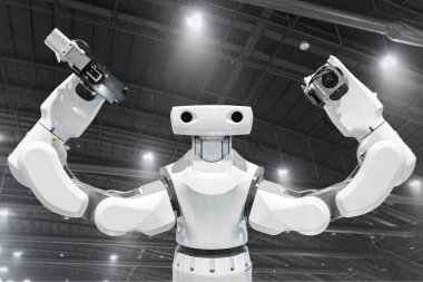 Endüstriyel robot yükleme talimatları bir çip üretim satırında ben