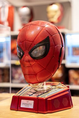 Bangkok, Tayland - 3 Şubat 2025, Örümcek Adam ev maskesi oyuncağından çok uzakta. Örümcek Adam, Marvel 'ın popüler bir karakteri..