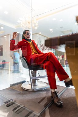 Bangkok Tayland - 20 Şubat 2025: DC filmlerindeki Kara Şövalye Batman 'in figür modeli Joker,